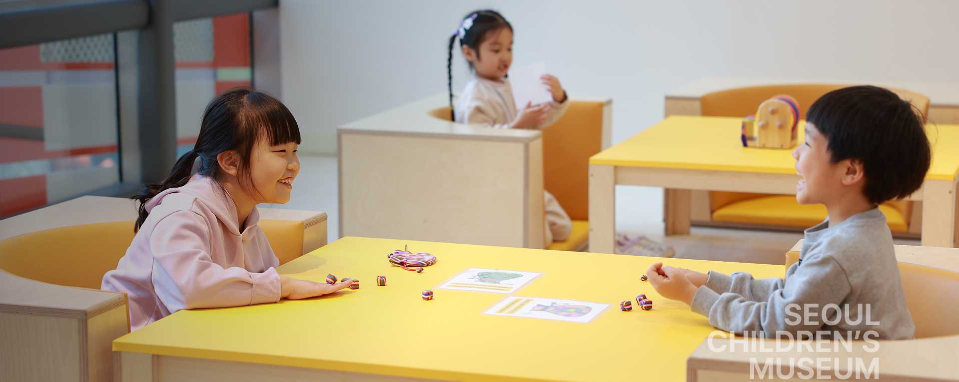 1층 로비전시 부드러운 경계 : 들판과 집의 색을 엮다